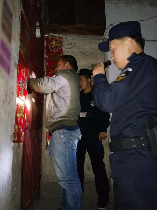 江西粗心妈妈误将幼女锁家中 